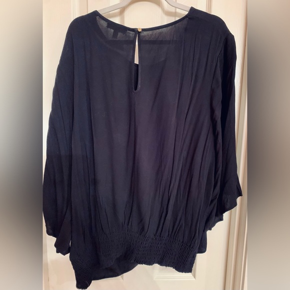 18 - NWT BLACK blouse with bottom twist - Picture 8 of 8